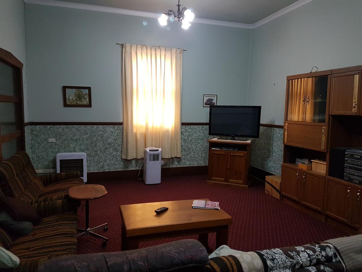 Queen Of The Murchison Guest House & Cafe Cue Kültér fotó